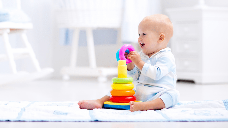 Zabawki wspierające rozwój dziecka w pierwszym roku życia